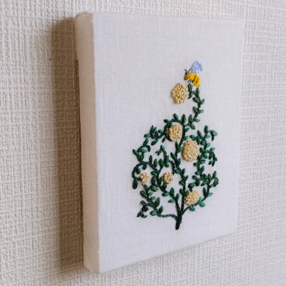 ファブリックパネル　刺繍で作る蔦と蜂のサークル【受注制作】 3枚目の画像