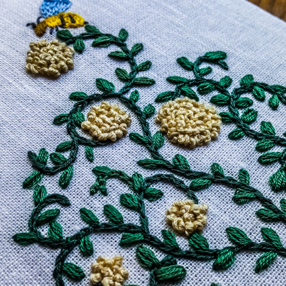 ファブリックパネル　刺繍で作る蔦と蜂のサークル【受注制作】 2枚目の画像