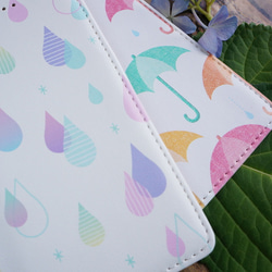 手帳型スマホケース | 雨の日 傘と雫 梅雨のデザイン 可愛いイラスト 各機種ケース対応<スマホケース> 4枚目の画像