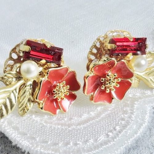 春に咲く赤い花のブーケピアスorイヤリング ピアス（その他） amY 通販 