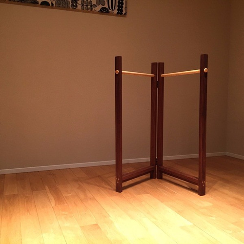 カナデモノ　ウォルナット材　木製 スリム ハンガーラック ウォルナット材 木製 スリム ハンガーラック – KANADEMONO