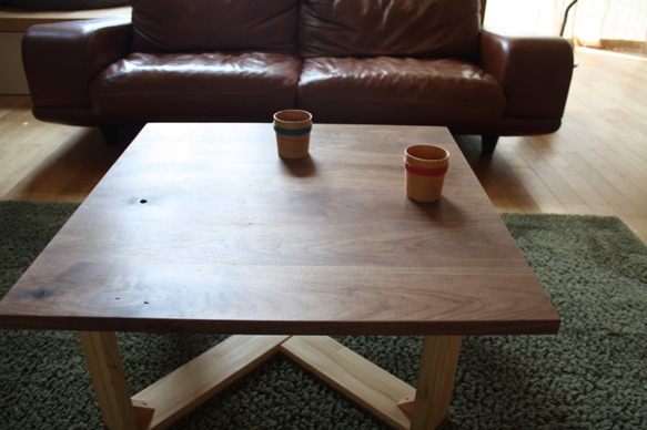 ウォルナット無垢材の天板　ローテーブル 3枚目の画像