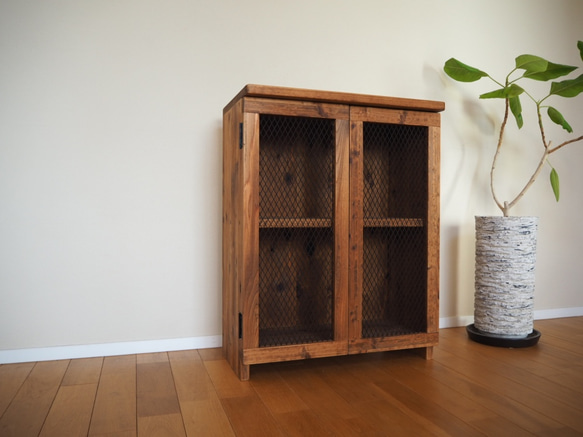 ワイヤーメッシュの扉付きシェルフ 棚・シェルフ・ラック 暮らし