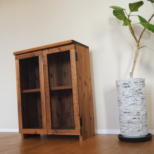 ワイヤーメッシュの扉付きシェルフ 棚・シェルフ・ラック 暮らしの道具