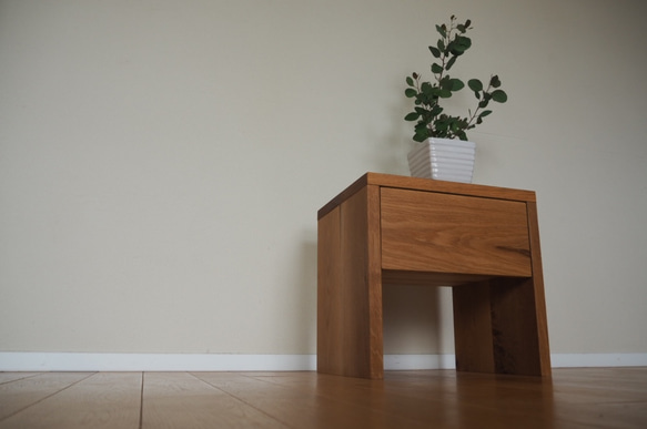 無駄のない造り　オークの無垢材サイドテーブル 2枚目の画像