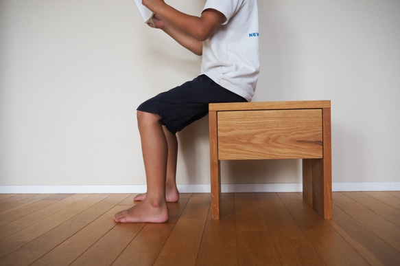 無駄のない造り　オークの無垢材サイドテーブル 3枚目の画像