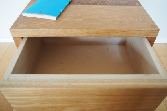 無駄のない造り　オークの無垢材サイドテーブル 4枚目の画像