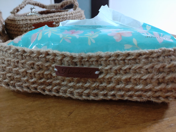 ポンと置くだけ☆シンプルなティッシュケース☆引っ張っても浮かない☆手編みティッシュケース☆麻糸で編んだティッシュケース 2枚目の画像