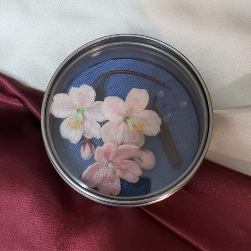 サクラ咲く」 立体刺繍で作った桜のインテリア雑貨 小さな天然石