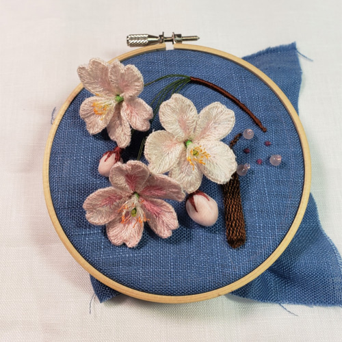 サクラ咲く」 立体刺繍で作った桜のインテリア雑貨 小さな天然石の桜の  