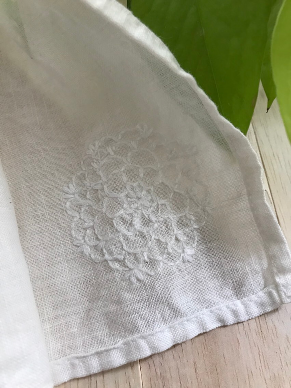 リネン刺繍ハンカチ＊ドイリー柄＊白 3枚目の画像