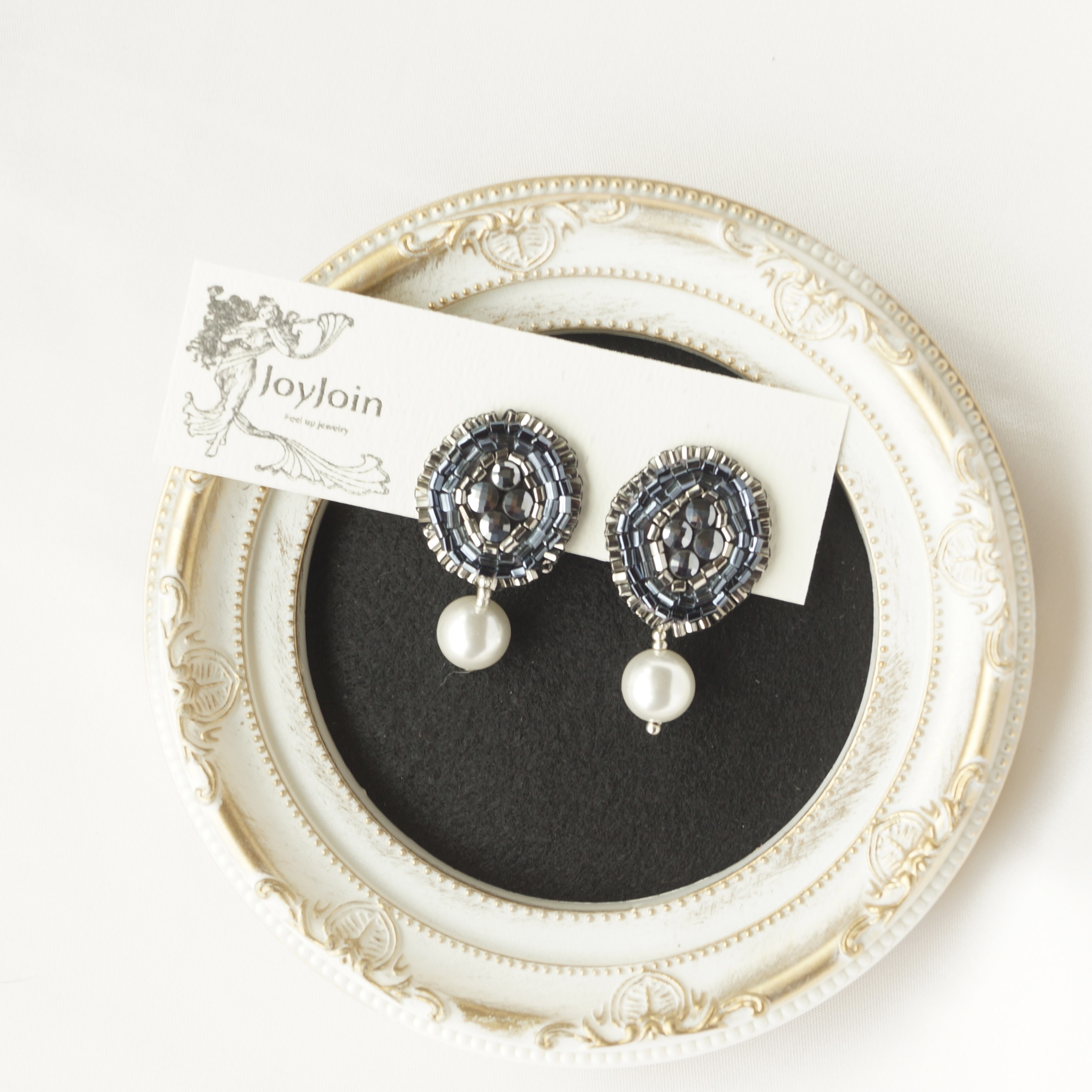 闇夜に輝く　テラヘルツの刺繍イヤリング