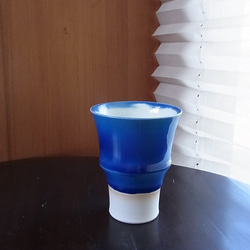 藍色上釉的杯子 第1張的照片