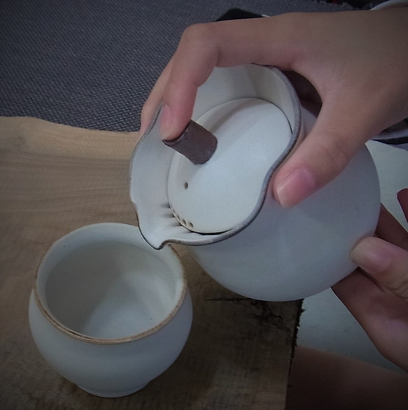 擠壓茶壺套裝白色大（2小杯） 第4張的照片