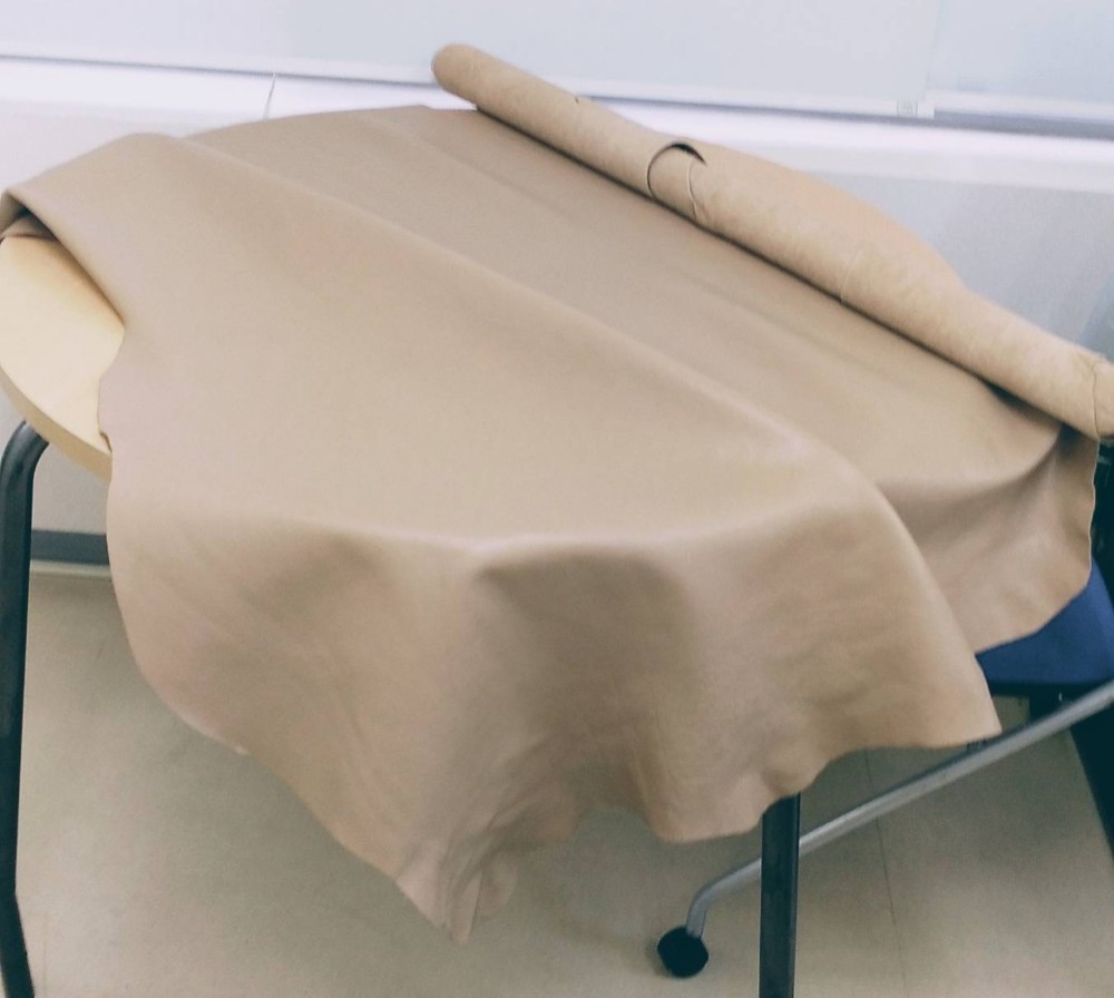 サリオス　ベージュ色　ゴート型押しレザー