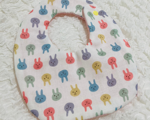 ハンドメイドスタイ　春色スタイ　うさぎスタイ　ayarinrin お揃い】クマウサギひよこアニマル柄パイピングスタイベビー(ﾜﾝ