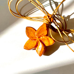 ハワイアン木製ネックレス　pua melia(プアメリア)プルメリア。ハワイのレイなどを作る花。 2枚目の画像