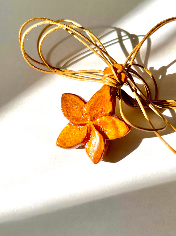 ハワイアン木製ネックレス　pua melia(プアメリア)プルメリア。ハワイのレイなどを作る花。 2枚目の画像