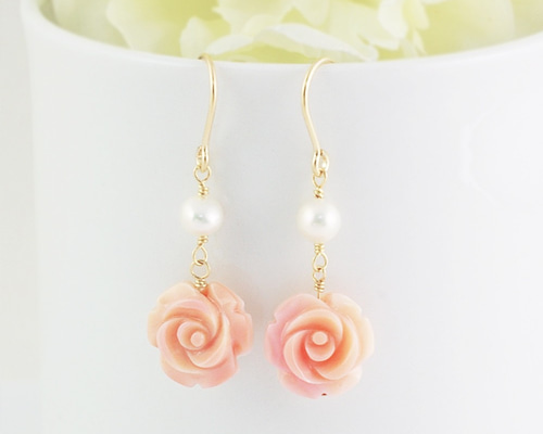 薔薇とオーロラ滴パールのイヤリング 14kgf クイーンコンクシェル 12mm薔薇 パール ピアス イヤリング