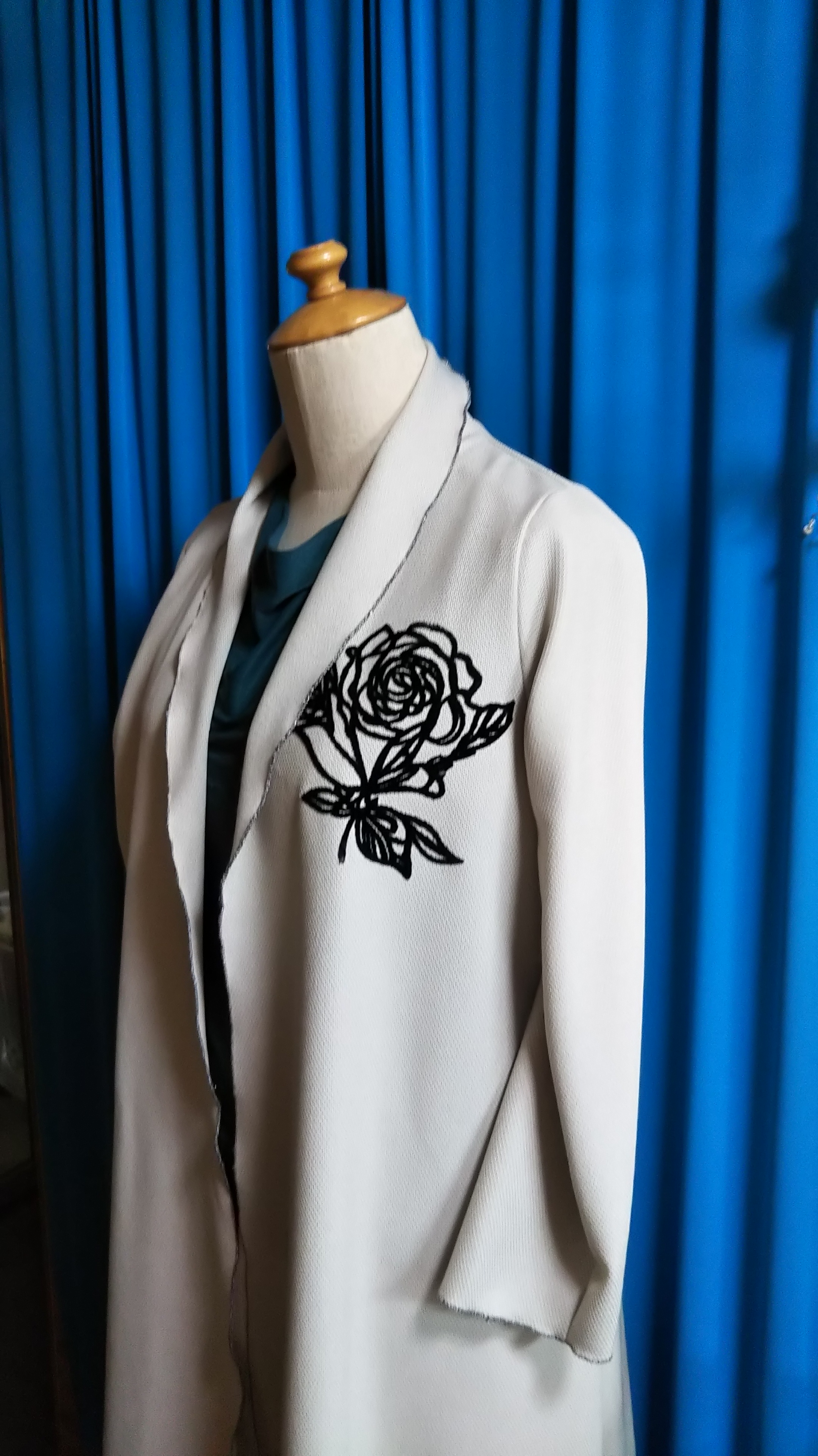 コート    ベージュ                 バラのお花がステキな軽いコート
