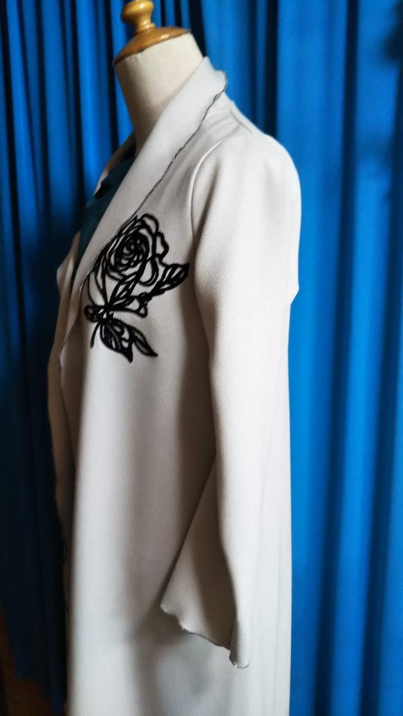 コート    ベージュ
                 バラのお花がステキな軽いコート 4枚目の画像
