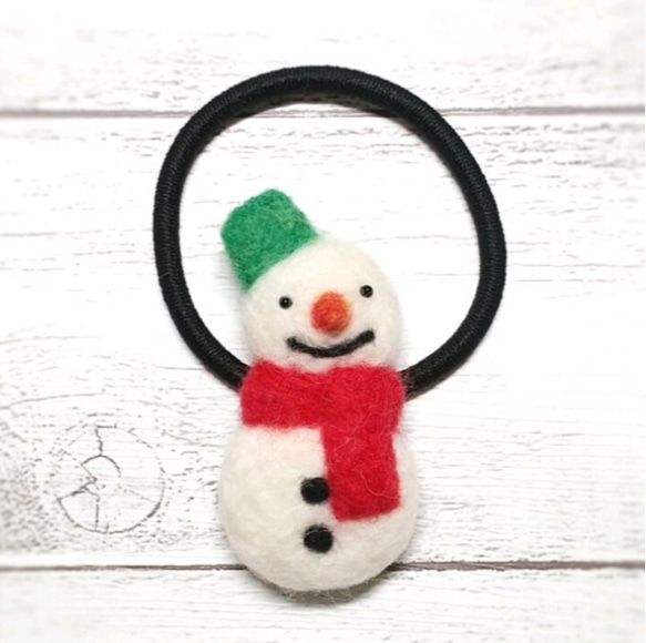 ぷっくり雪だるまのヘアゴム クリスマスカラー 帽子緑 羊毛フェルト 1枚目の画像