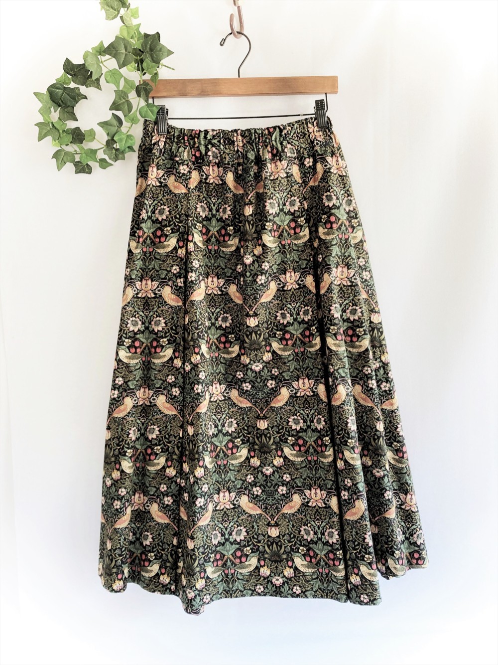 タック＆フレアースカート　ベストオブモリスの生地を使用　いちご泥棒ブラック　サイズオーダー可能