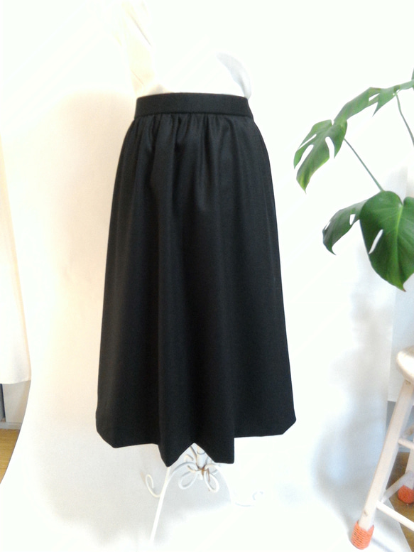 ウールのフレアーギャザースカート　黒　裏地付き　サイズオーダーあり 1枚目の画像