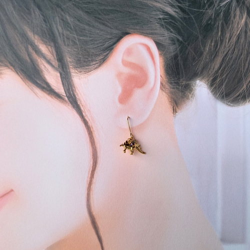 ステゴザウルス】恐竜 ピアス(片耳)ゴールド ピアス（フック・チェーン