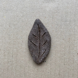 ≪ミーニャ≫　葉っぱのアロマストーン （ダークカラー） 2枚目の画像