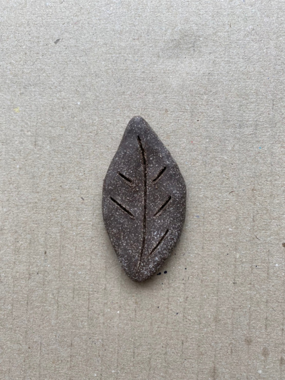 ≪ミーニャ≫　葉っぱのアロマストーン （ダークカラー） 2枚目の画像