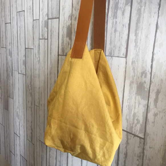 リネンとレザーで作ったくたくたバッグ、黄色 1枚目の画像