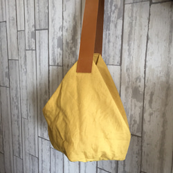 リネンとレザーで作ったくたくたバッグ、黄色 3枚目の画像