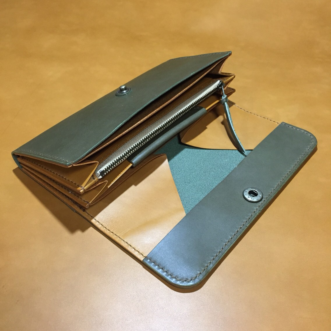 【送料無料】【選べる6色】小銭入れが使いやすいギャルソンウォレットA 国産オイルレザー(カーキ)