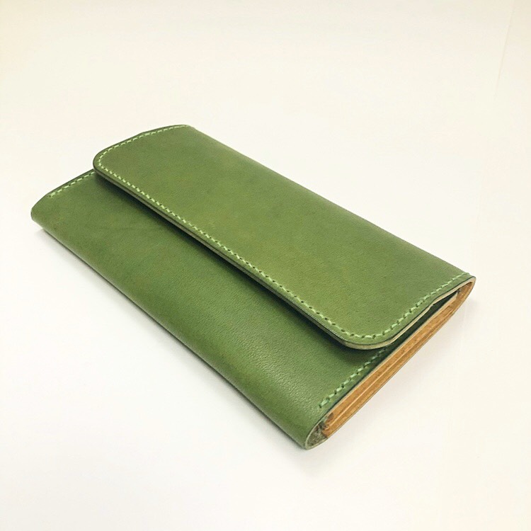 【送料無料】【男性でも持ちやすい薄さと大きさ】スリムギャルソンウォレット エルバマット(黄緑)