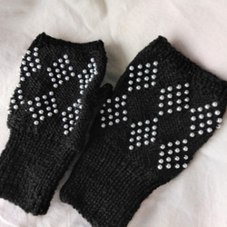 手編みスマホ手袋　パールビーズ編み込み　黒 4枚目の画像