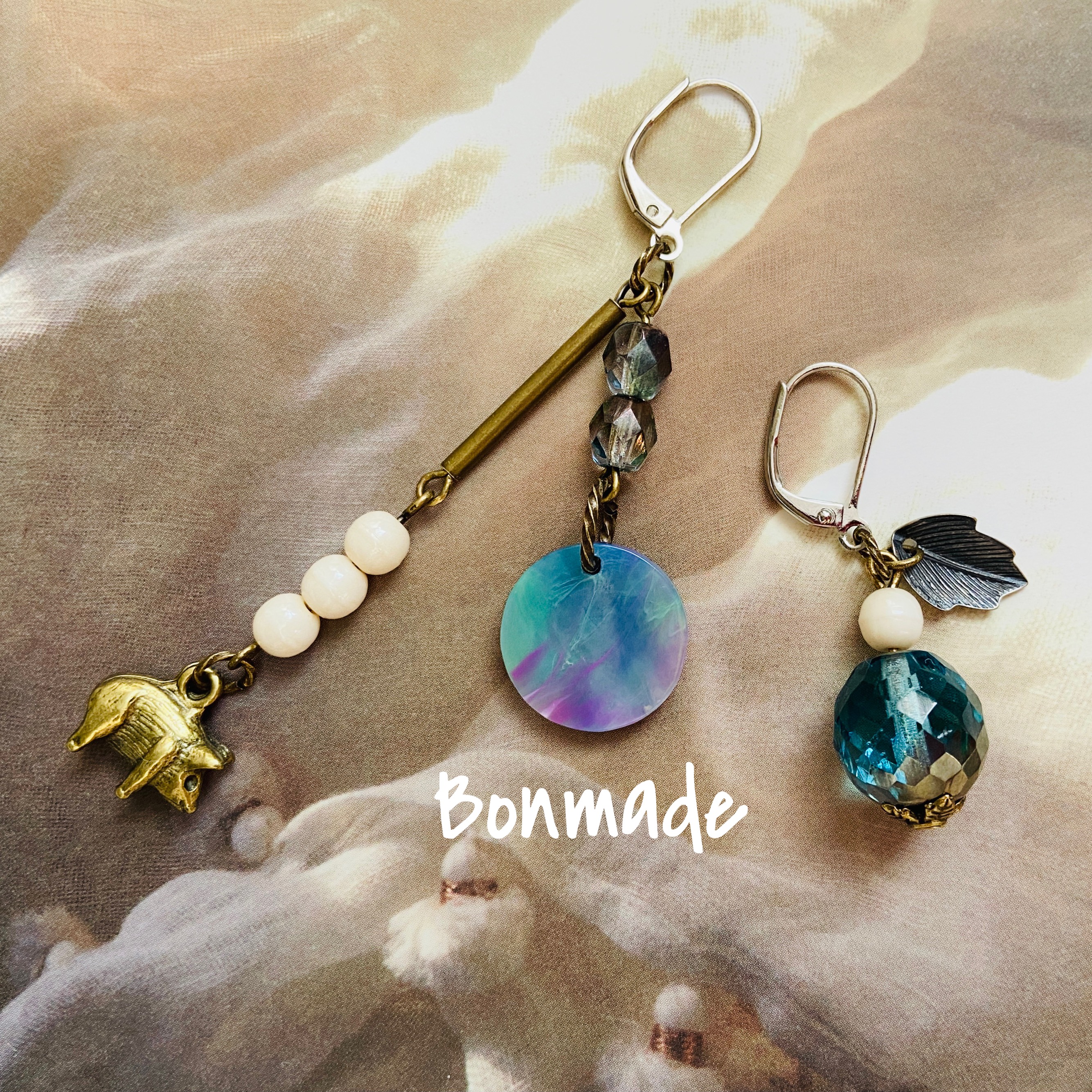 海のようなブルーのアシンメトリーピアス☆ドイツ製ヴィンテージビーズ