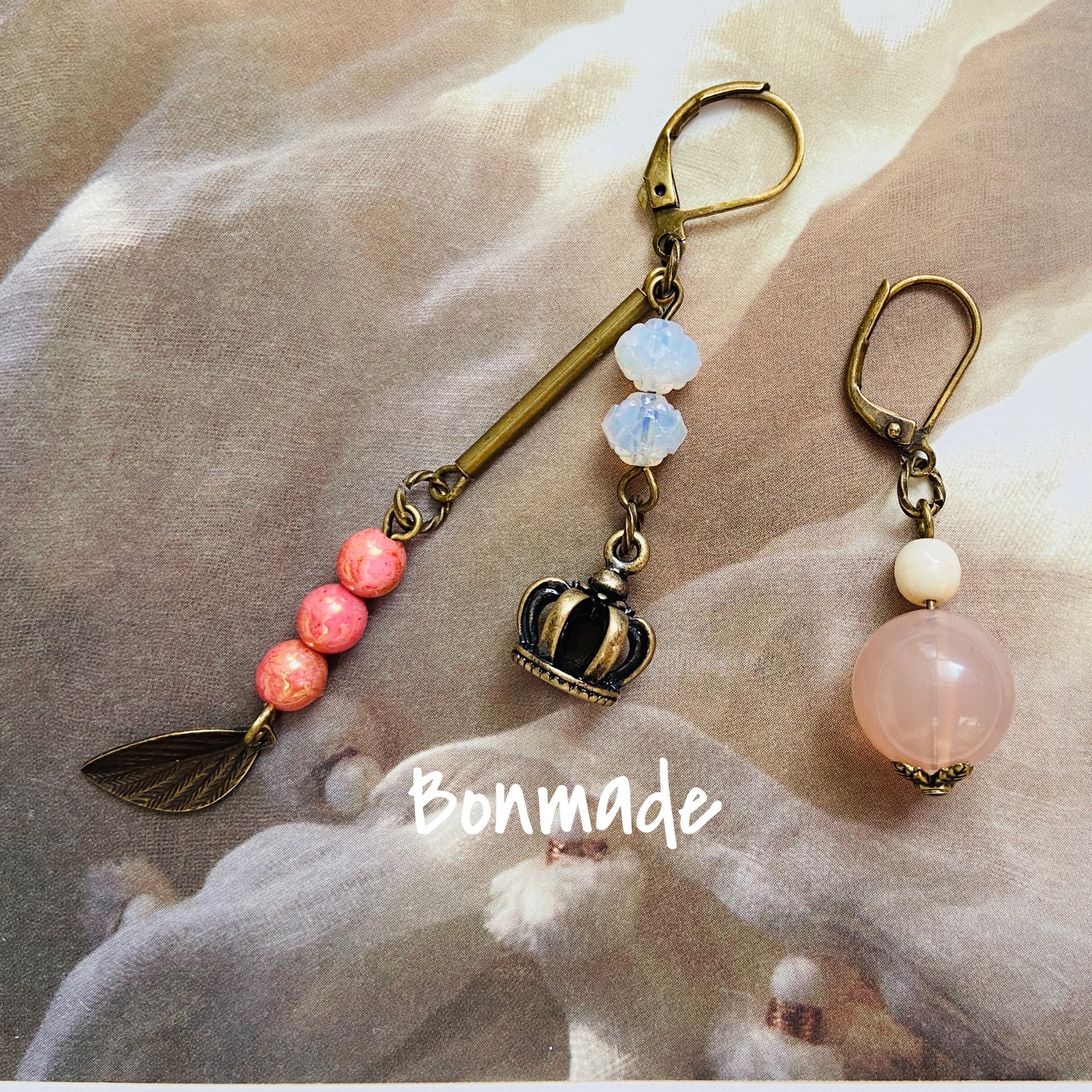 春のピンクカラーのアシンメトリーピアス☆ヴィンテージビーズ