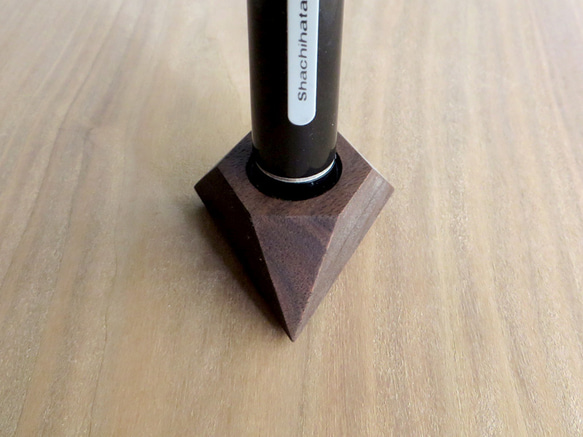 shachihata stand｜triangle walnut 1枚目の画像