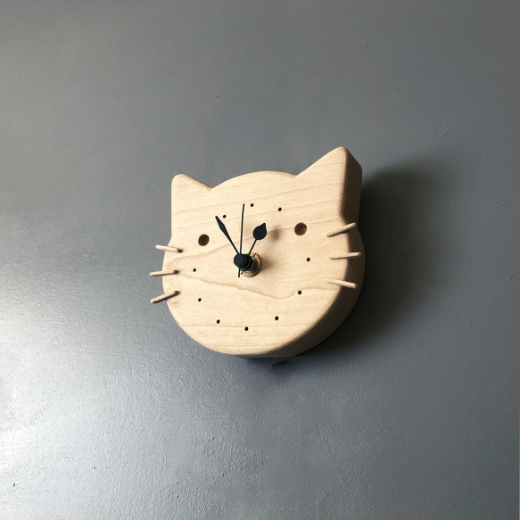 小さなネコの時計｜置き・掛け兼用時計｜無垢のメープル材 3枚目の画像