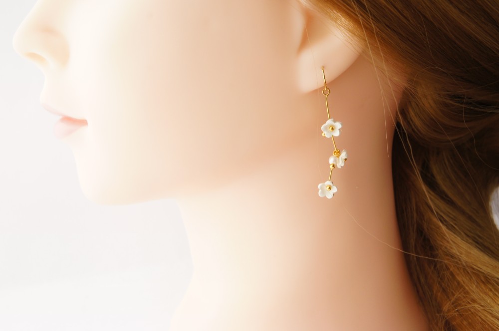 no.4113　白いガラスとballchain　ピアス/イヤリング