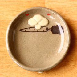 鼻と歯がもっこりウサギ豆皿（チョコムース色） 1枚目の画像