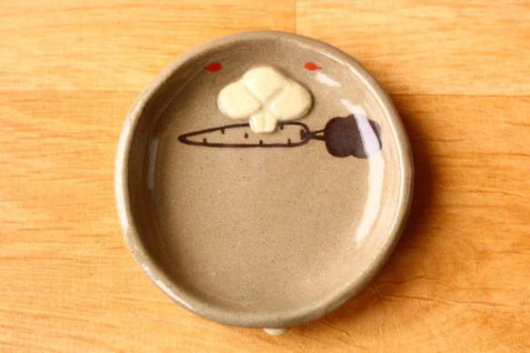 鼻と歯がもっこりウサギ豆皿（チョコムース色） 1枚目の画像