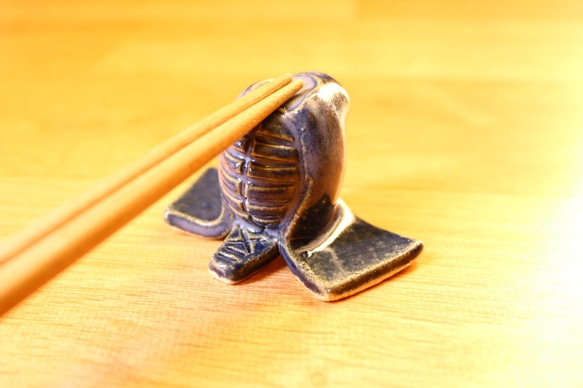 剣道のメン箸置き（藍色） 1枚目の画像