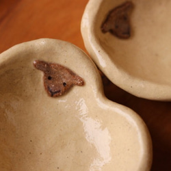 ふっくらハートのひつじ豆豆皿(アイボリー) 2枚目の画像