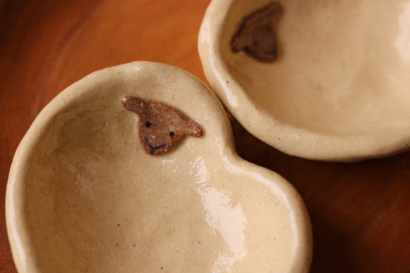 ふっくらハートのひつじ豆豆皿(アイボリー) 2枚目の画像