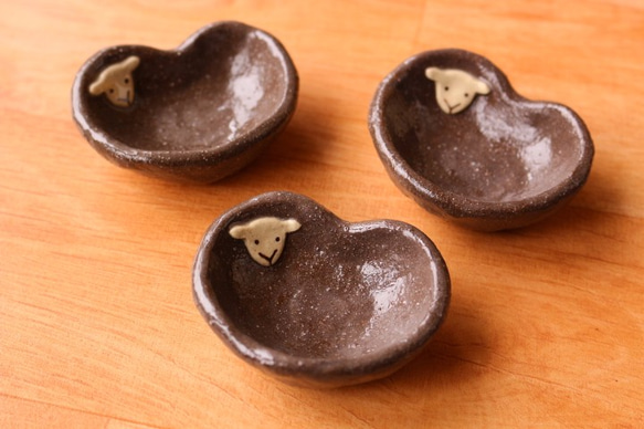 ふっくらハートのひつじ豆豆皿(ビターチョコ色) 3枚目の画像