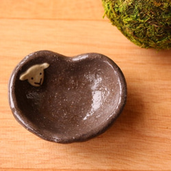 ふっくらハートのひつじ豆豆皿(ビターチョコ色) 1枚目の画像