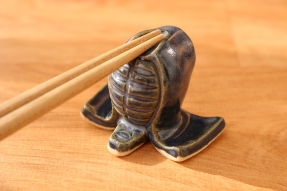 剣道のメン箸置き（藍色） 1枚目の画像
