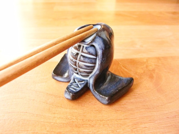 ＜かよ様ご注文品＞剣道のメン箸置き（青萩色） 1枚目の画像